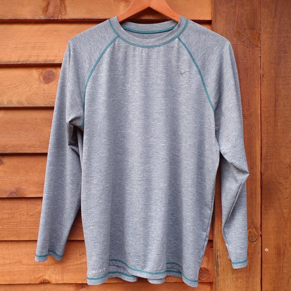 Nike Dri-Fit Women's Size L Long Sleeve Pale Green Athletic T -Shirt Top